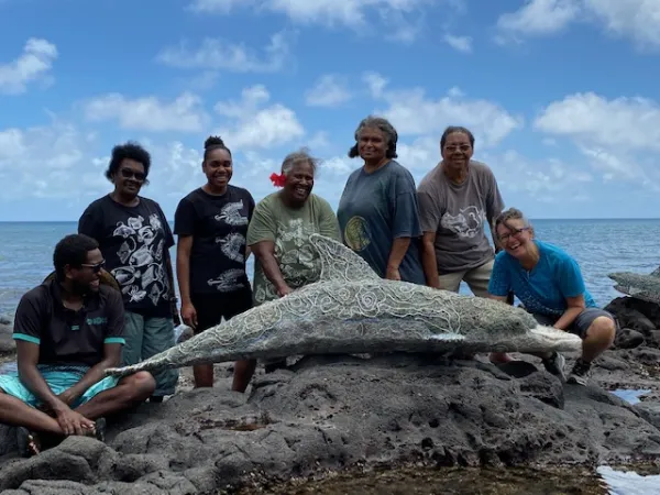 De gauche à droite : Jimmy K. Thaiday, Emma Gela, Lavinia Ketchell, Racy Oui-Pitt, Florence Gutchen, Nancy Naawi, Lynnette Griffiths. Deux contributeurs sont absents, Jimmy John Thaiday et Marion Gaemers. Bid Paikai - Collectif Ghost Net, centre d’art d’E