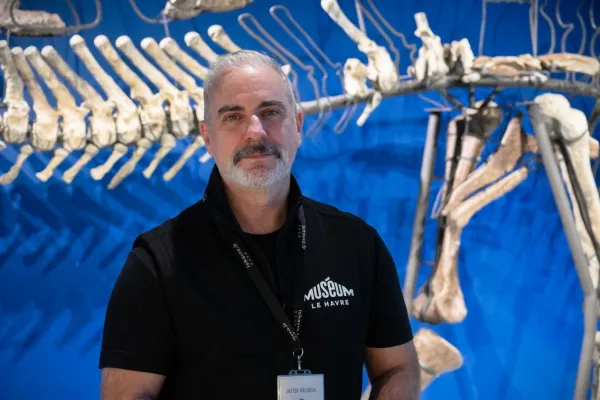 Javier Párraga, chargé des collections sciences de la Terre 