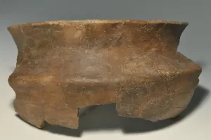 Vase chasséen - La céramique chasséenne est reconnue pour sa qualité et sa cuisson. Elle est presque toujours ornés de motifs géométriques rayés, quadrillés ou pointillés.