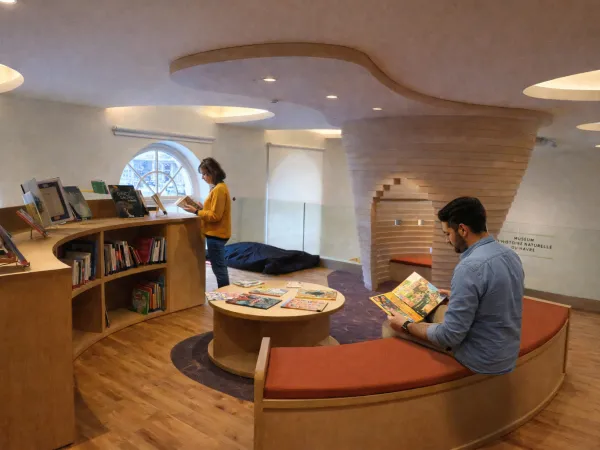 Espace mezzanine de lecture