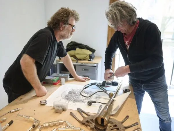  Mathieu Desailly et Vincent Gadras en train de fabriquer une limule au Muséum d'histoire naturelle de Neuchâtel.