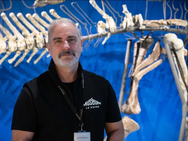 Javier Párraga, chargé des collections sciences de la Terre 