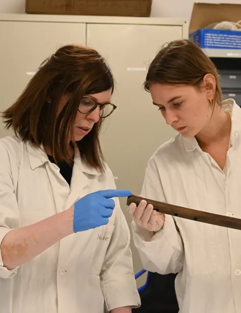 De gauche à droite : Anne Liénard et Justine Soistier, identifiant un objet issu de la collection Archinard du MHNH.